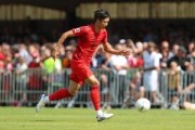 记者：拜仁后卫伊藤洋辉3月拓骨骨折后首次重返球场进行跑步训练